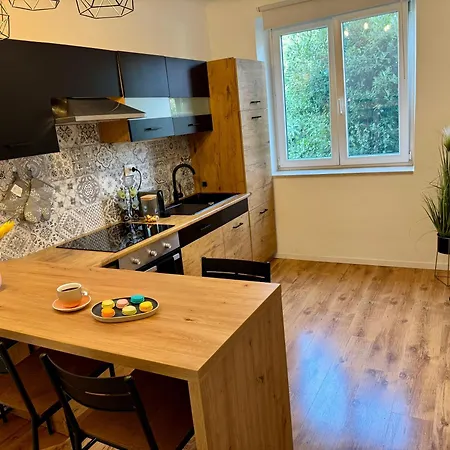 Cute In Near With Parking Διαμέρισμα *